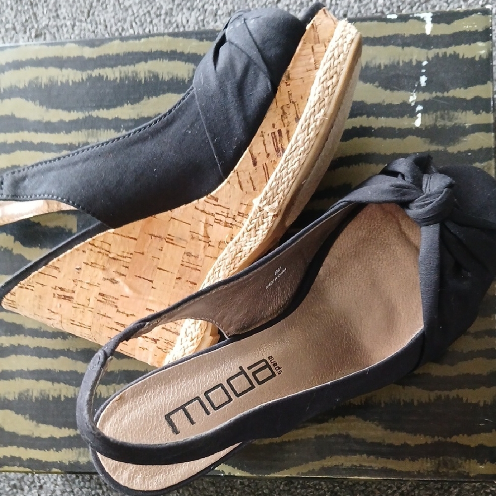 Moda Black and Tan Wedge Sandals